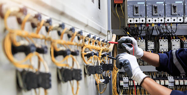 Professional Electrician technician working in Ivanhoe, TX